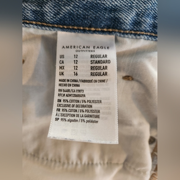 American Eagle Distressed Mom Jean - Picture 4 of 5